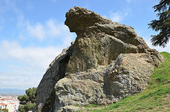 リューディア地方のシピュロス山にあるニオベーの泣き岩